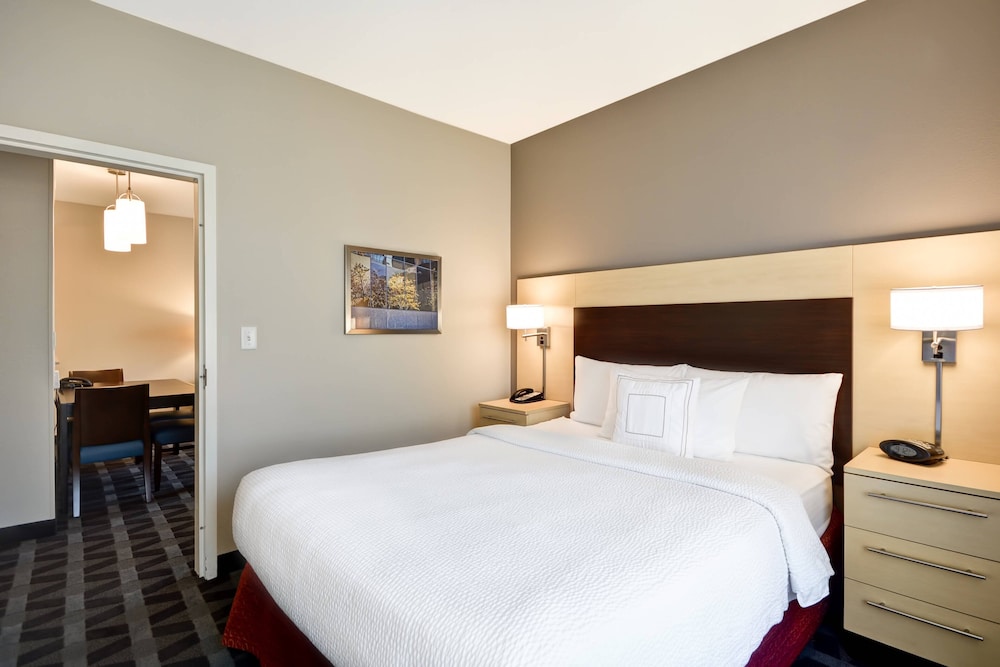 Suite, 2 Bedrooms - Photo 2