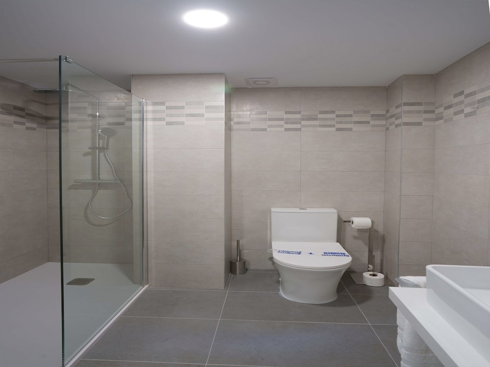 Double or Twin Room - Photo 3