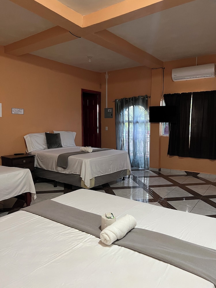 Basic Triple Room, Ensuite photo 3
