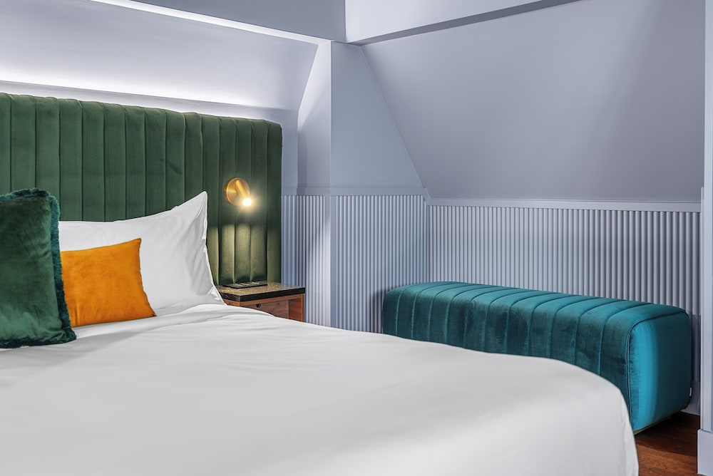 Signature Room, 1 Queen Bed with Sofa bed