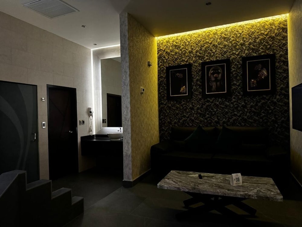 Deluxe Suite, Jetted Tub - Photo 1