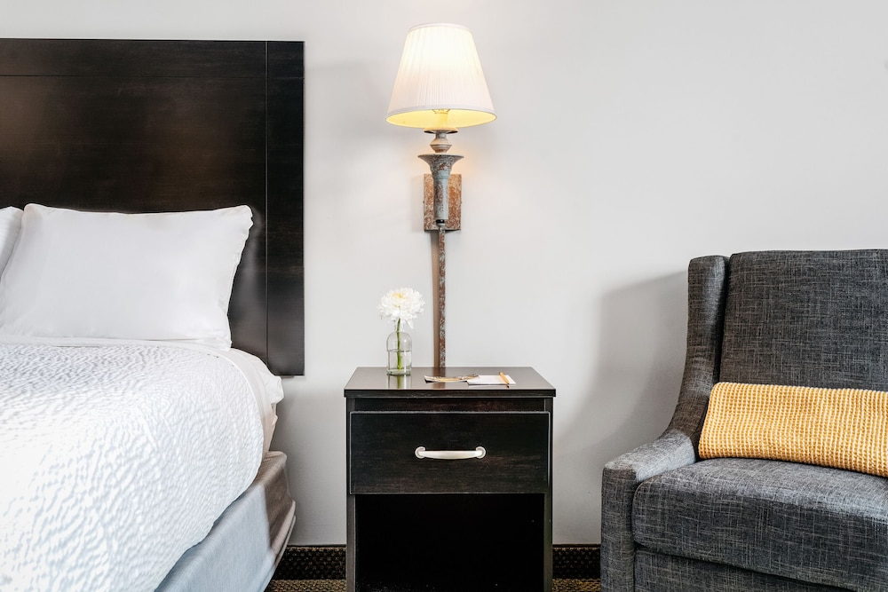 Standard Suite, 1 King Bed photo 2