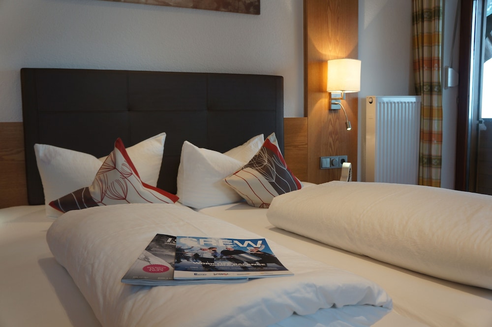 Classic Double Room, 1 Queen Bed, Balcony, Mountain View