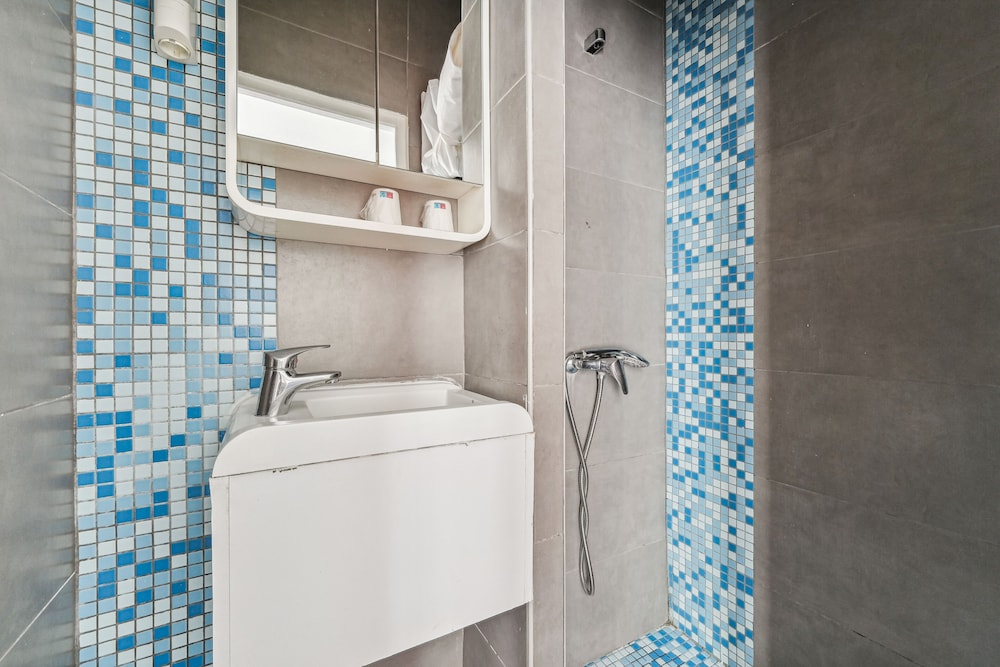 Economy Double Room, 1 Queen Bed, Shared Bathroom photo 2