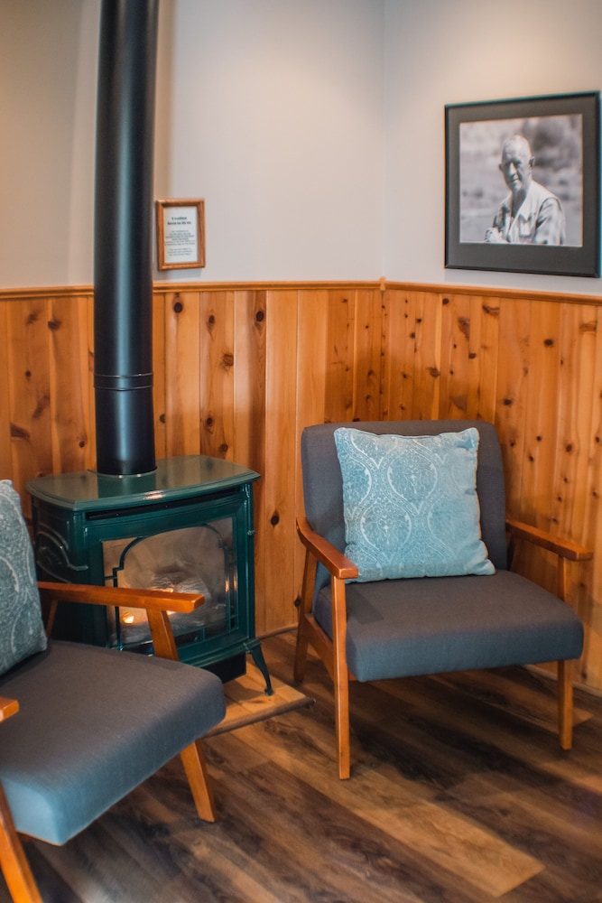 Standard Cabin, 1 King Bed, Balcony, River View photo 2
