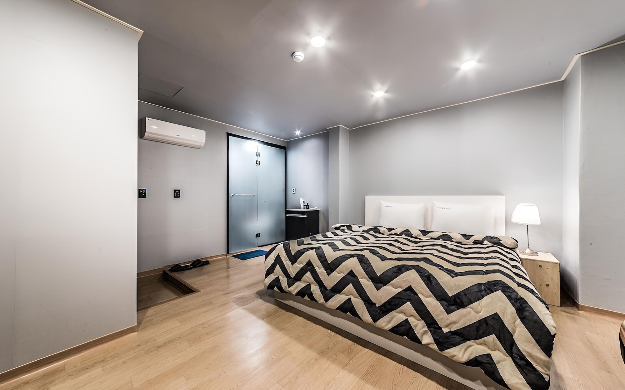 Room (Premium (65-inch TV)) photo 3