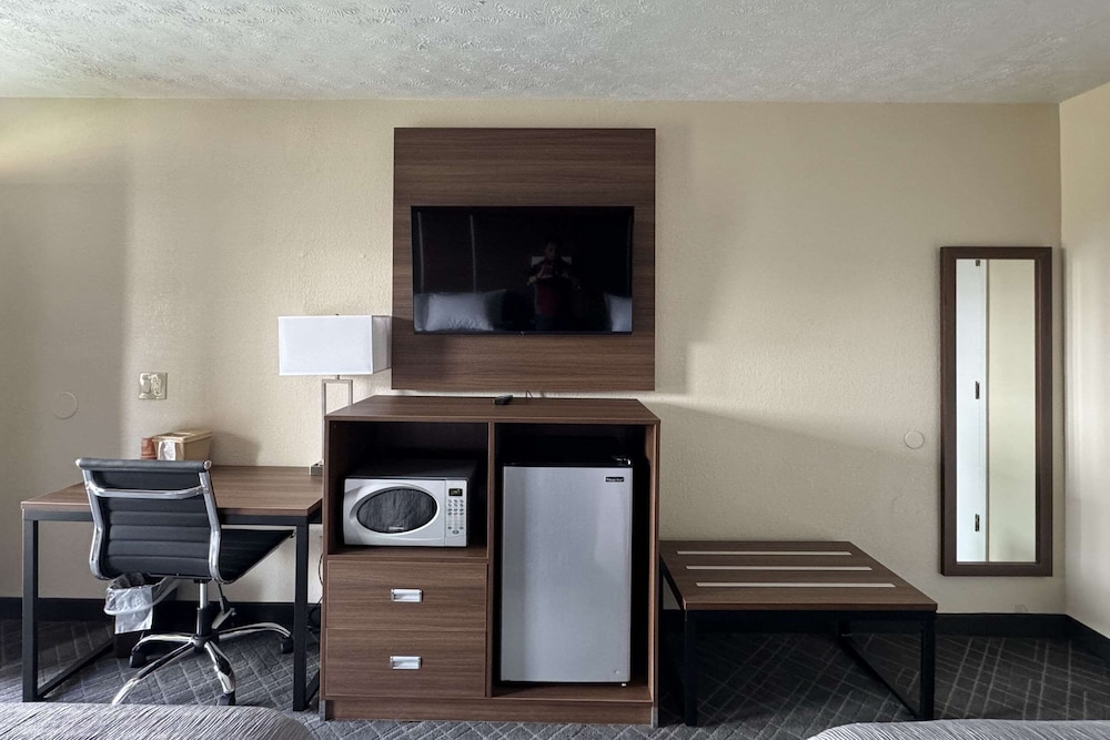 Standard Room, 2 Queen Beds, Non Smoking - Photo 5