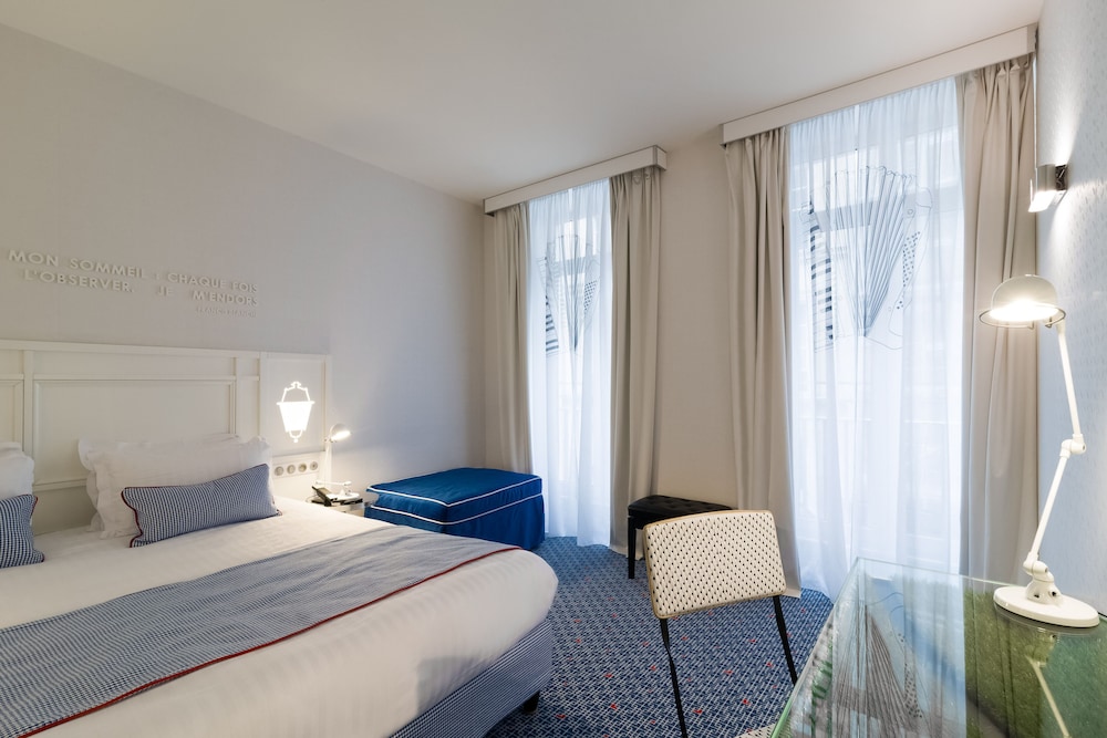 Privilege Room, includes soft minibar, courtesy tray, digital press photo 2