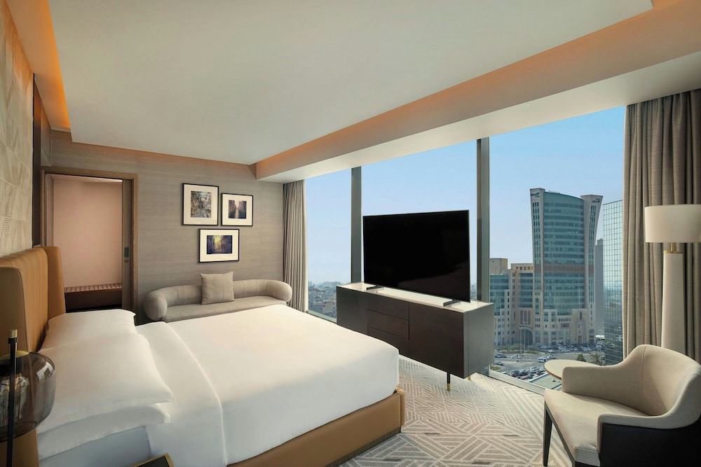 Club Suite, 1 King Bed, City View - Photo 4