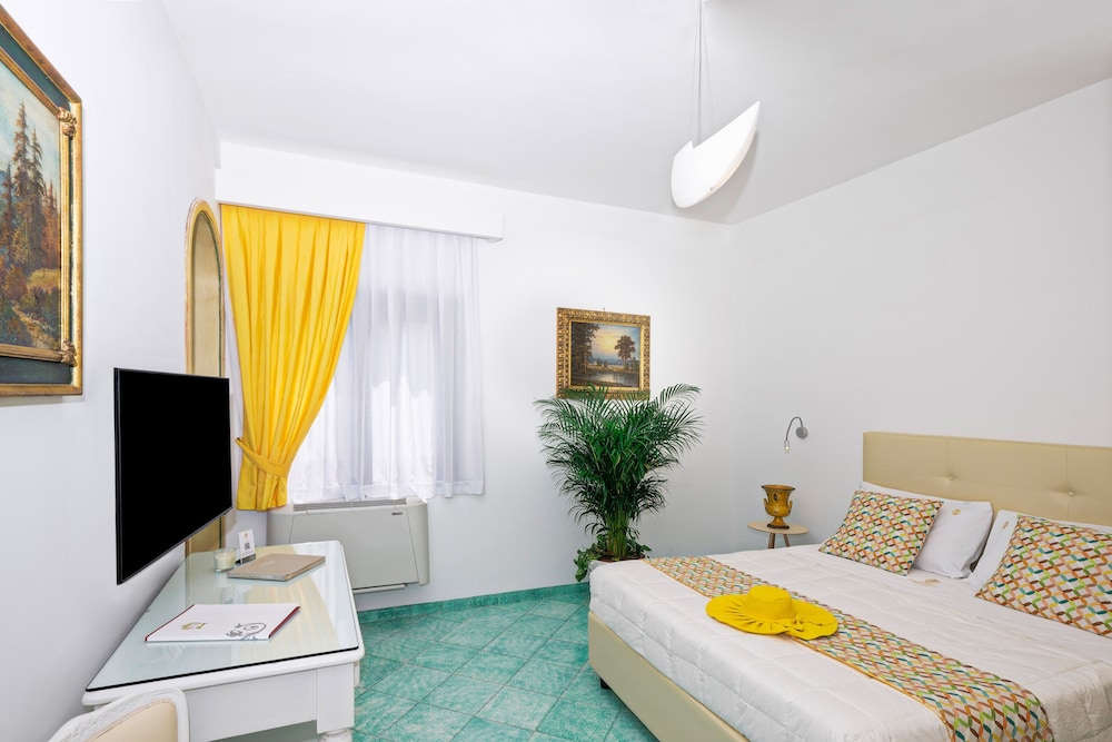 Standard Double Room, Partial Sea View