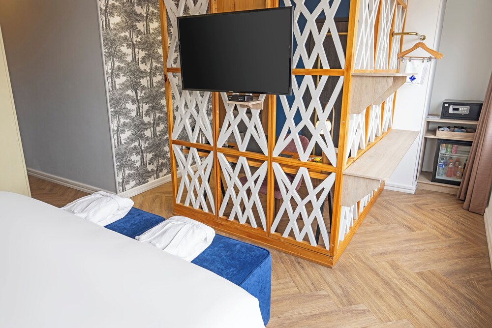 Studio Suite, 1 King Bed, Non Smoking - Photo 2