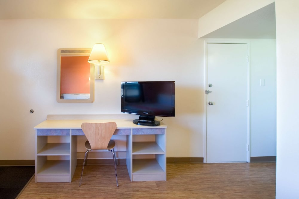 Deluxe Room, 1 Queen Bed, Non Smoking, Refrigerator & Microwave