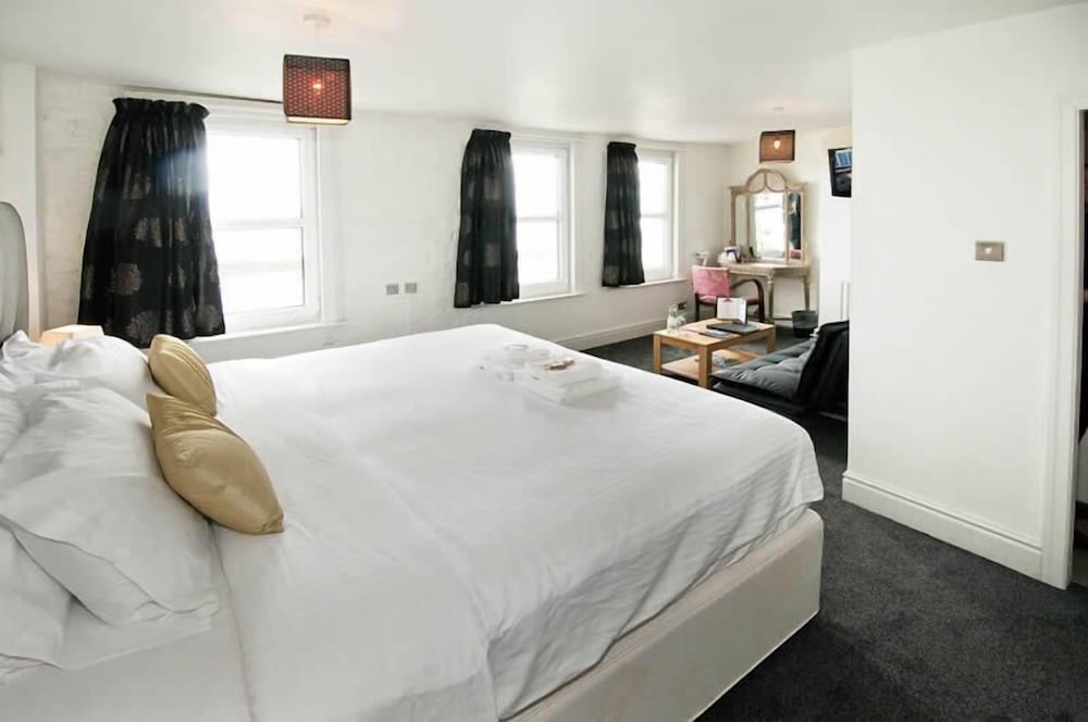 Double or Twin Room, Ensuite, Sea View photo 2