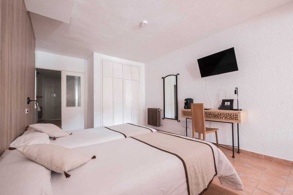 Twin Room (2 adults and 1 child)