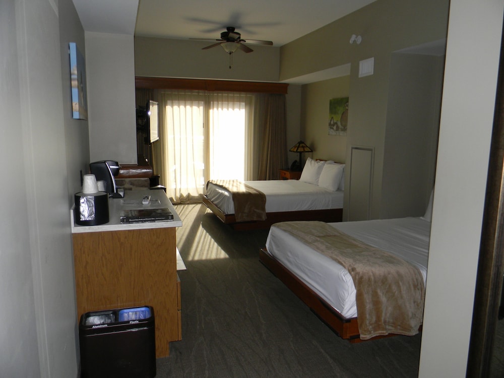 Room, 2 Queen Beds photo 1