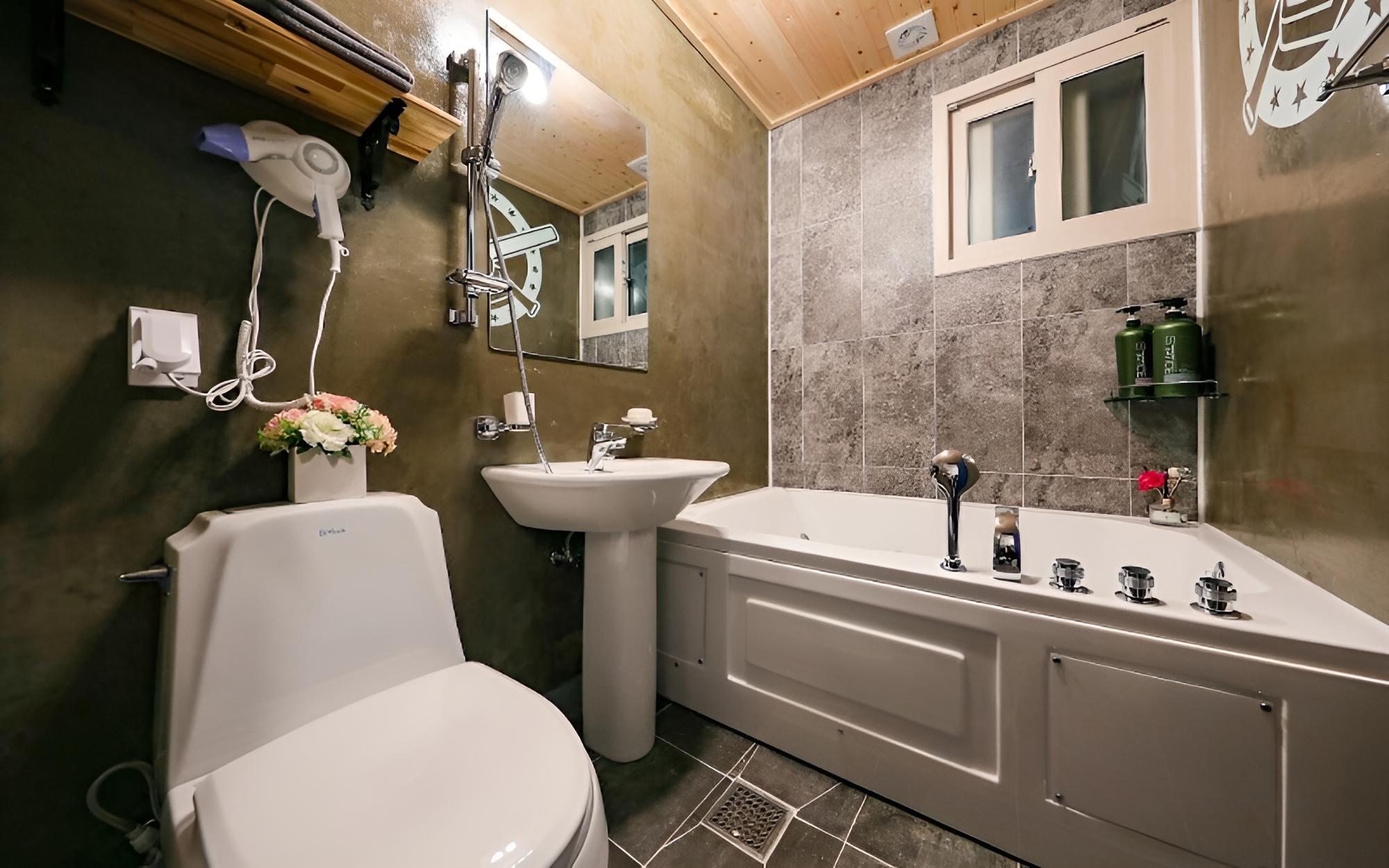Room (Room 205 (Whirlpool Spa))