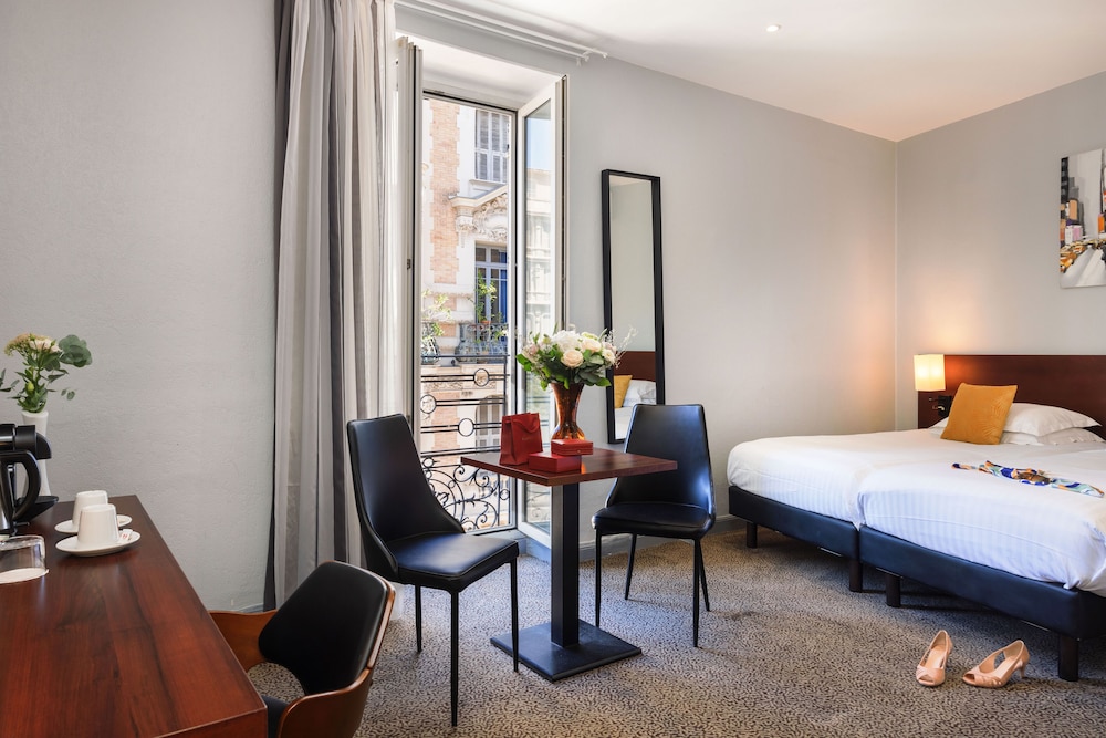 Deluxe Room, 1 King Bed, Non Smoking (Larger Room) - Photo 27