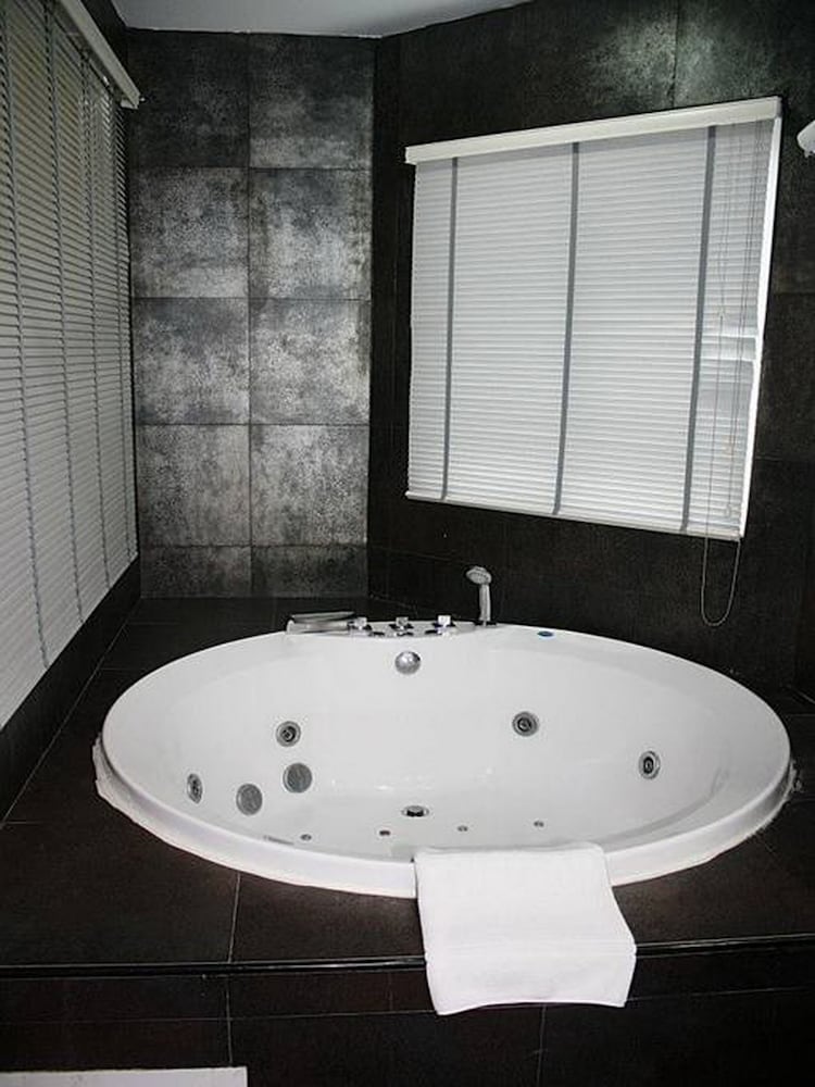 Pool Suite photo 2