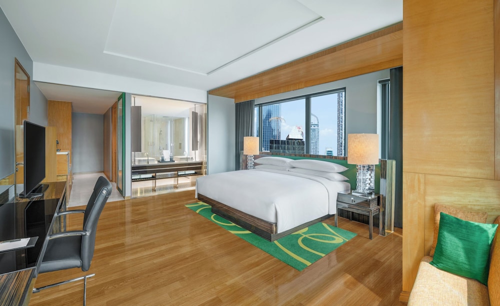Junior Studio Suite, 1 King Bed, Non Smoking thumbnail 6