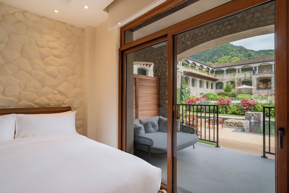Room, 2 Queen Beds, Pool Access photo 3