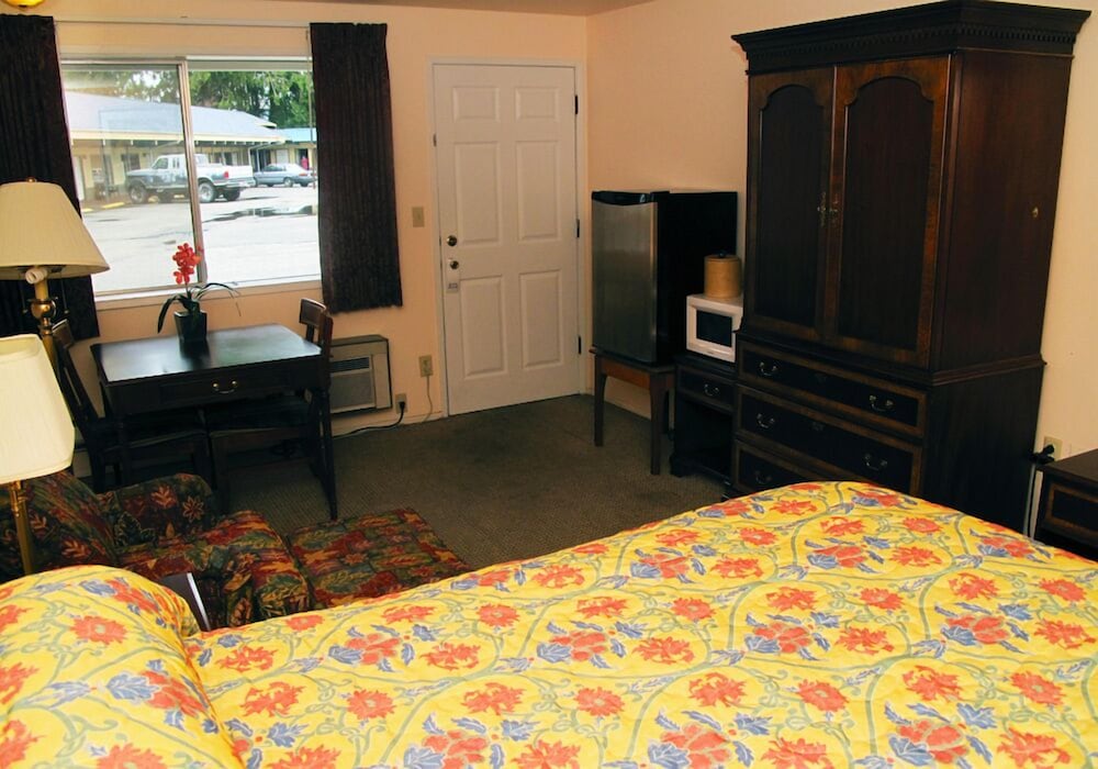 Standard Room, 1 King Bed, Non Smoking photo 3