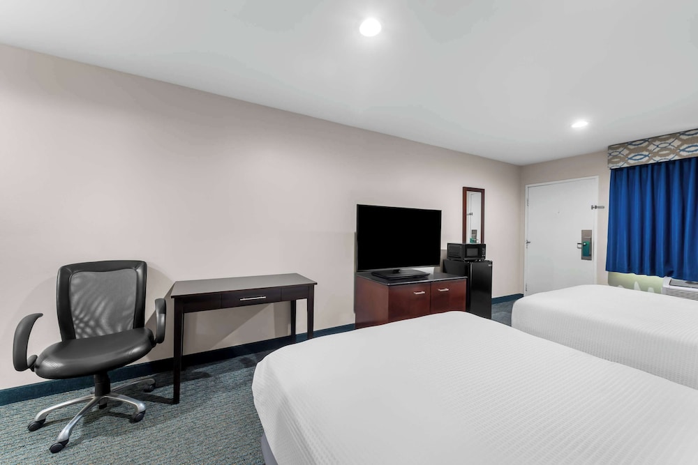 Room, 2 Queen Beds, Accessible, Non Smoking photo 1