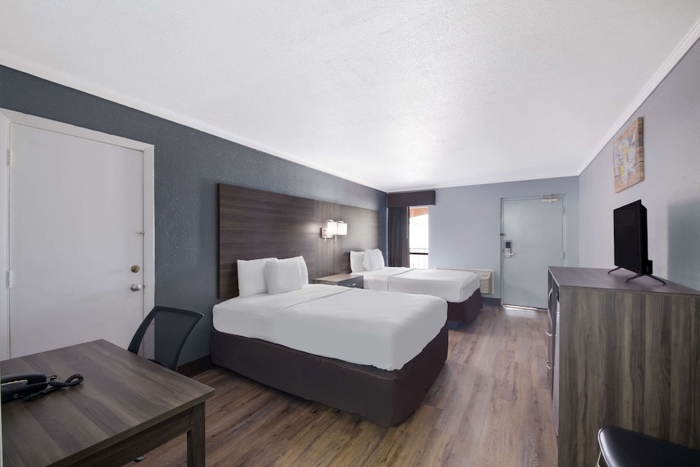 Standard Room, 2 Queen Beds, Non Smoking - Photo 4