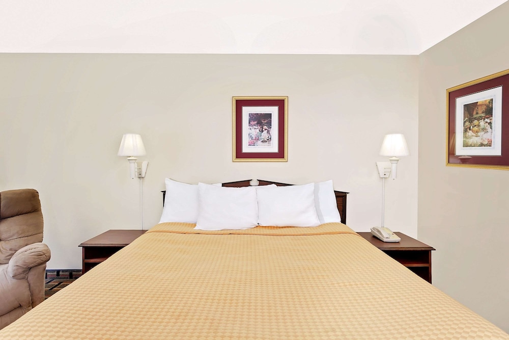 Standard Room, 1 King Bed photo 3