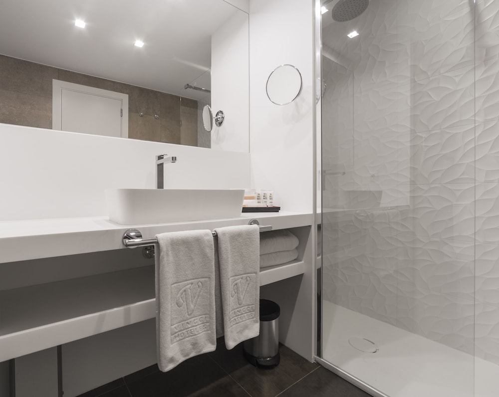 Economy Double Room thumbnail 6
