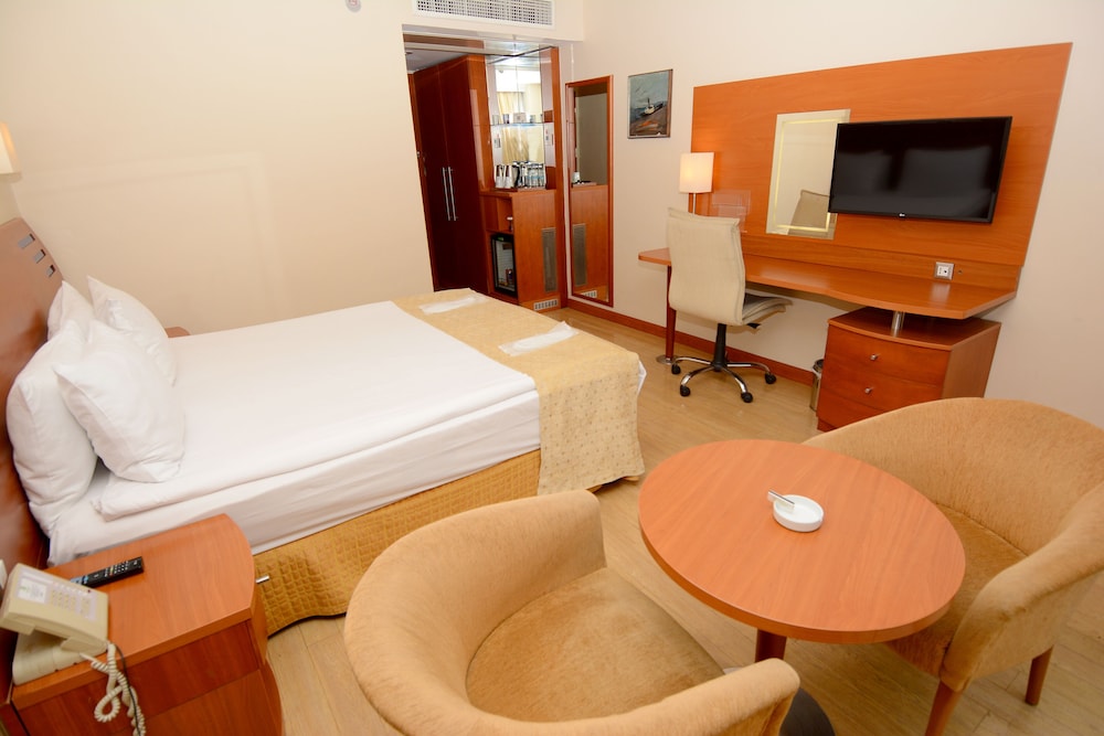 Standard Room, 1 Queen Bed photo 3