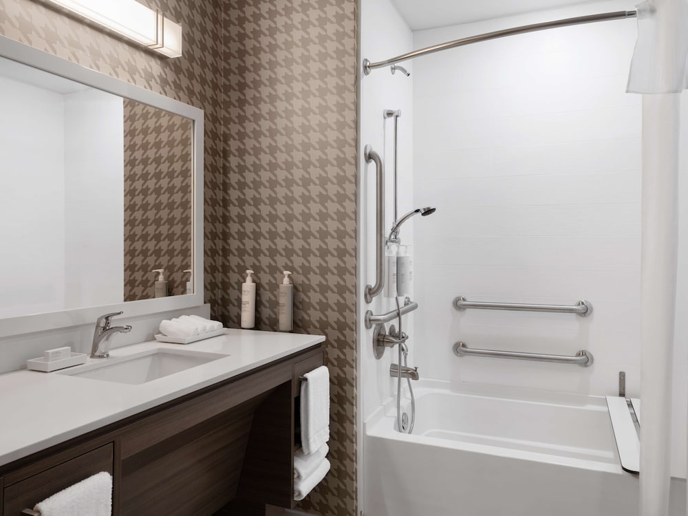 Suite, 1 King Bed, Accessible, Bathtub - Photo 8