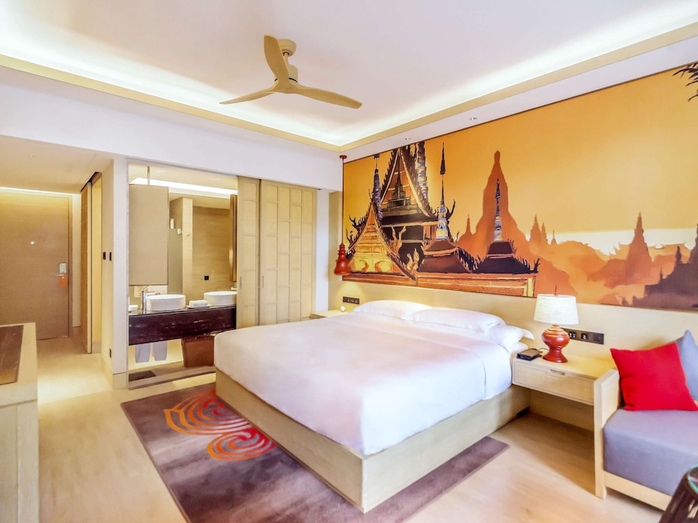 Room, 1 King Bed (Spring Rainforest) photo 2