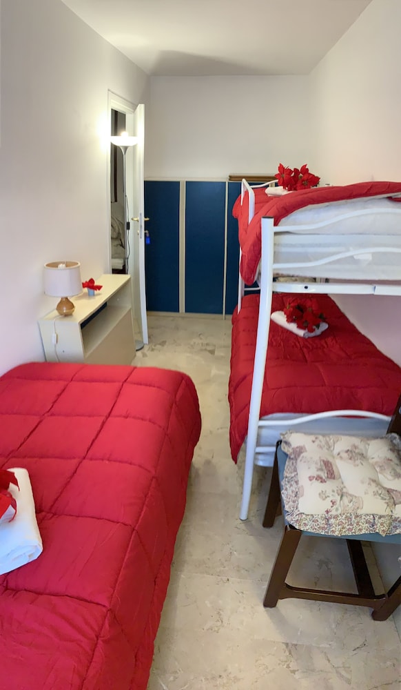 Deluxe Triple Room, Shared Bathroom, City View photo 3