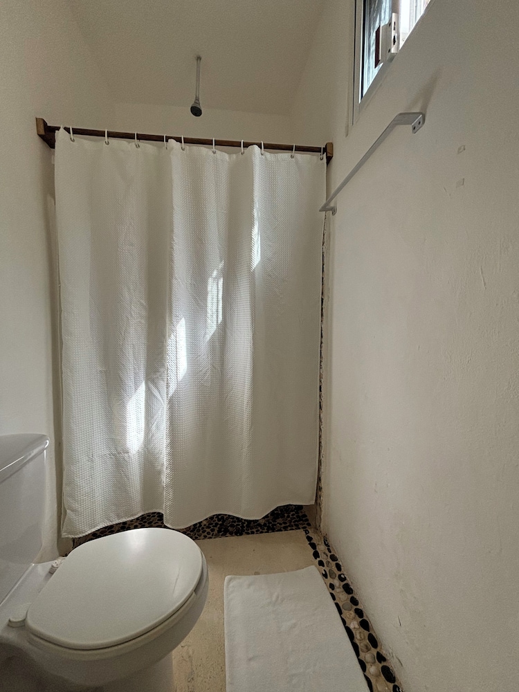 Basic Double Room, 1 King Bed - Photo 5