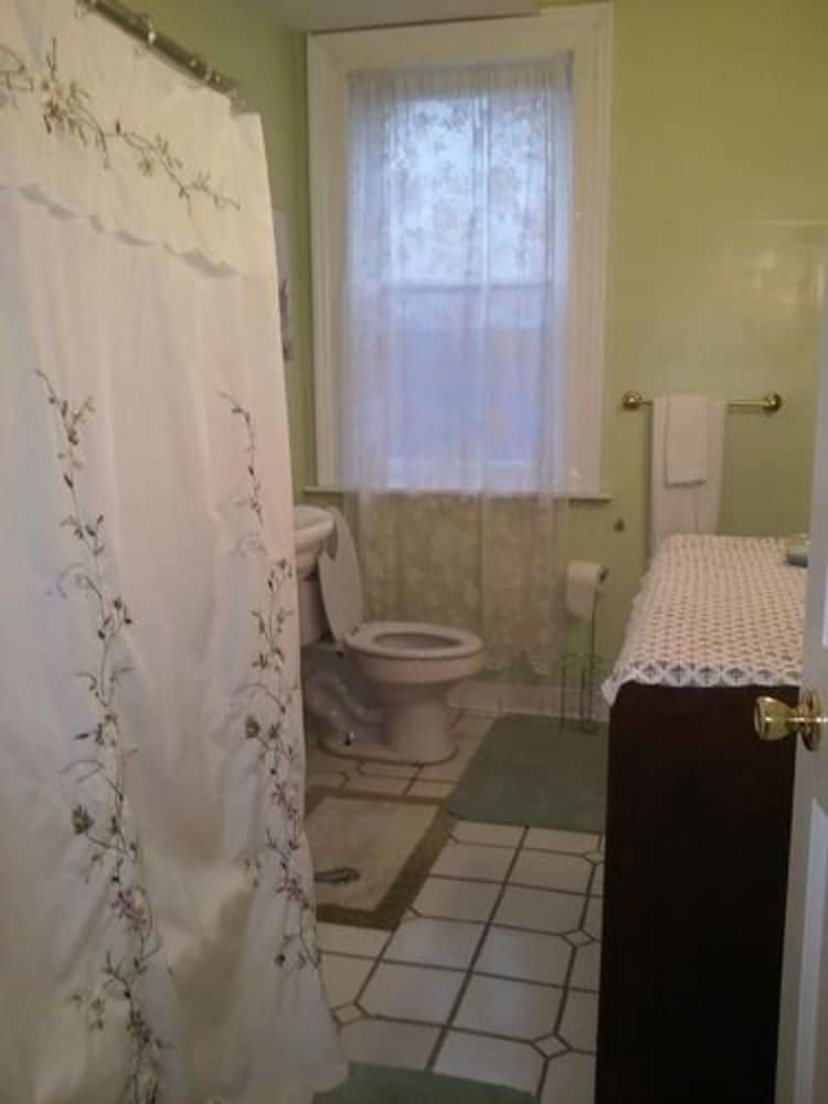 Room (Grandma Grace) photo 2