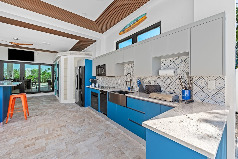Luxury Seaside Escape ~ Heated Pool w Jacuzzi ~ Elevator ~ Dock ~ Scenic Views, Billede 47