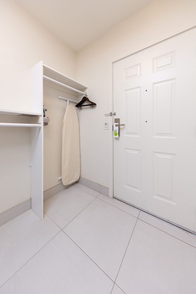 Deluxe Suite, 1 King Bed, Refrigerator & Microwave (Non Pet Friendly) - Photo 22