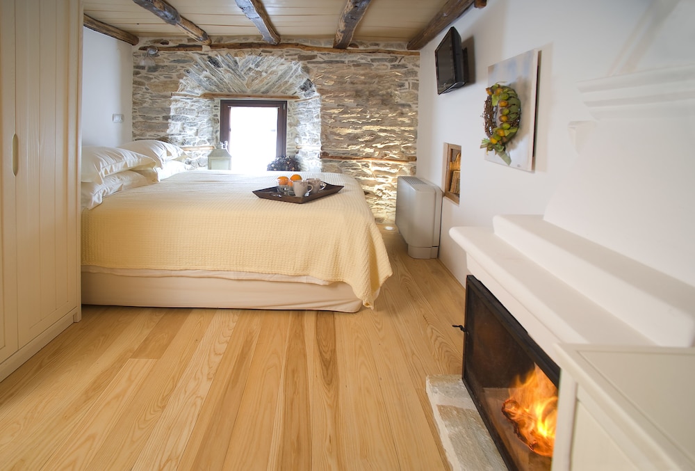 Superior Double Room, Fireplace photo 1