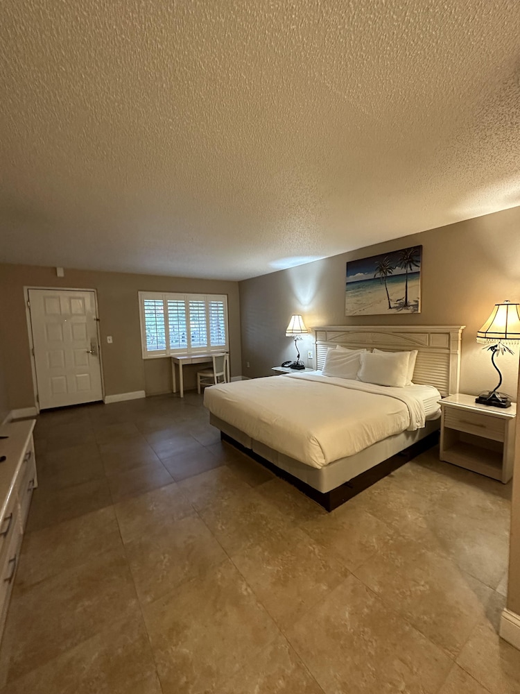 Room, 1 King Bed, Refrigerator & Microwave photo 2