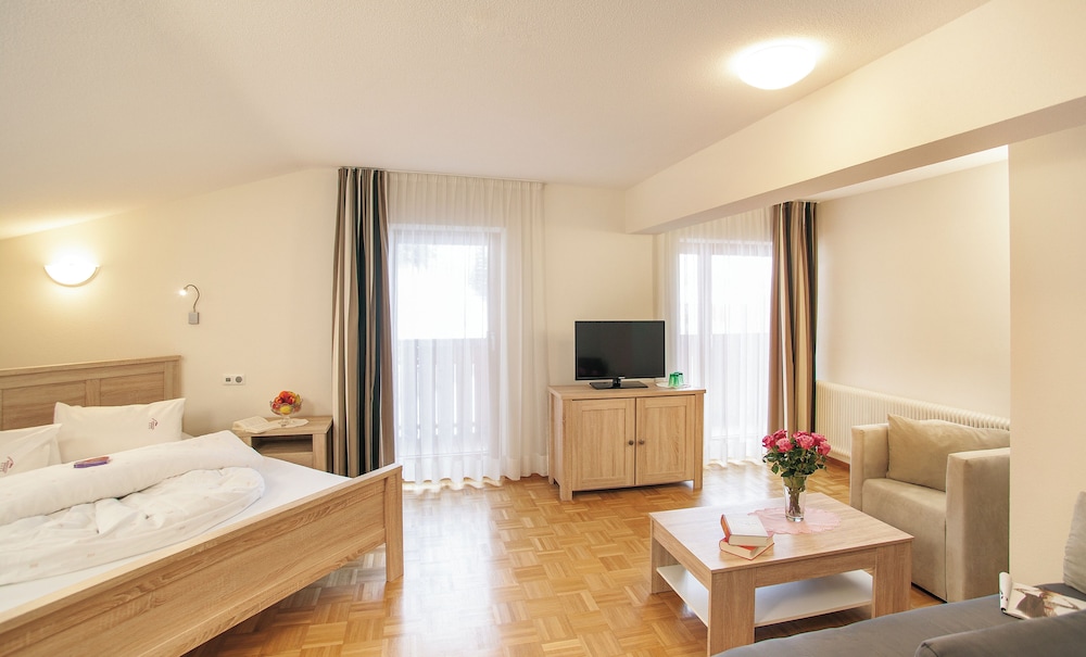 Classic Quadruple Room, Balcony, Mountain View photo 3
