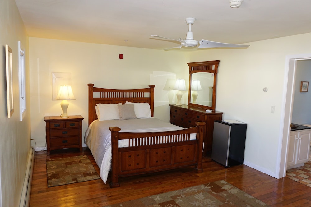 Room 1: Queen bed, twin pullout, private bath photo 1