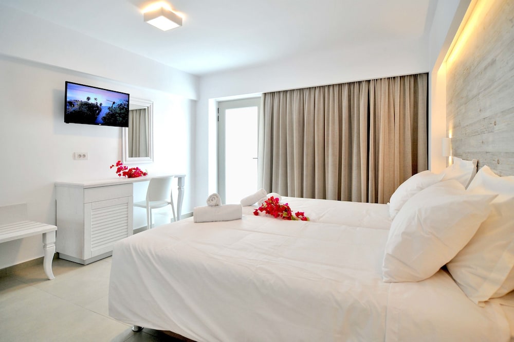 Deluxe Room, Terrace, Garden View