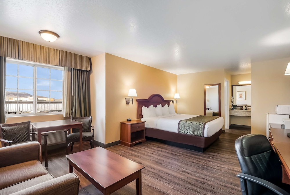 Suite, 1 King Bed, Non Smoking, Microwave - Photo 3