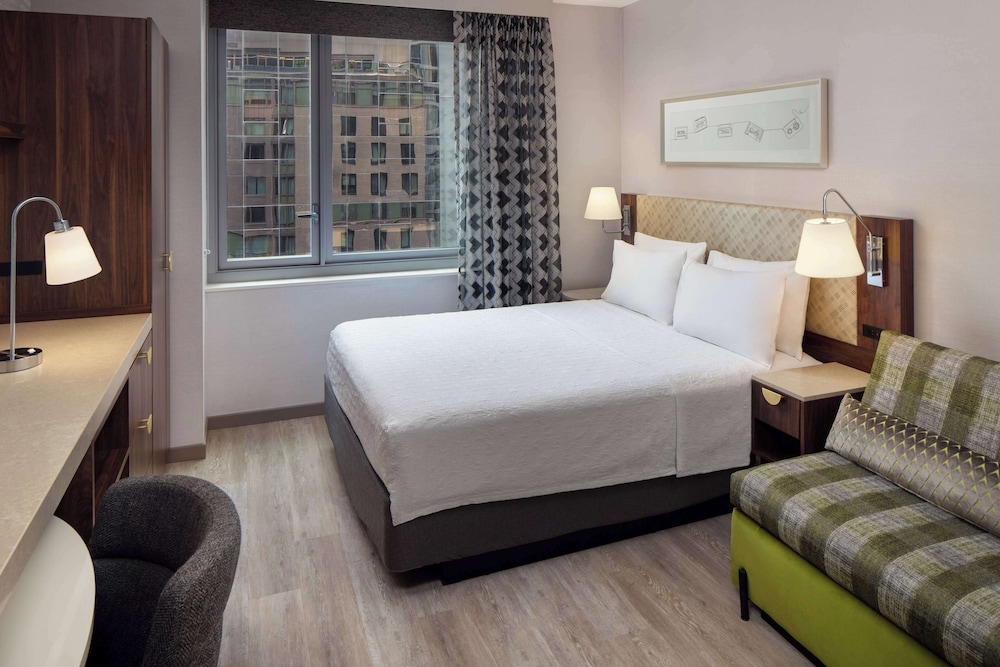Studio Suite, 1 Queen Bed (Roll-In Shower, Landmark View)