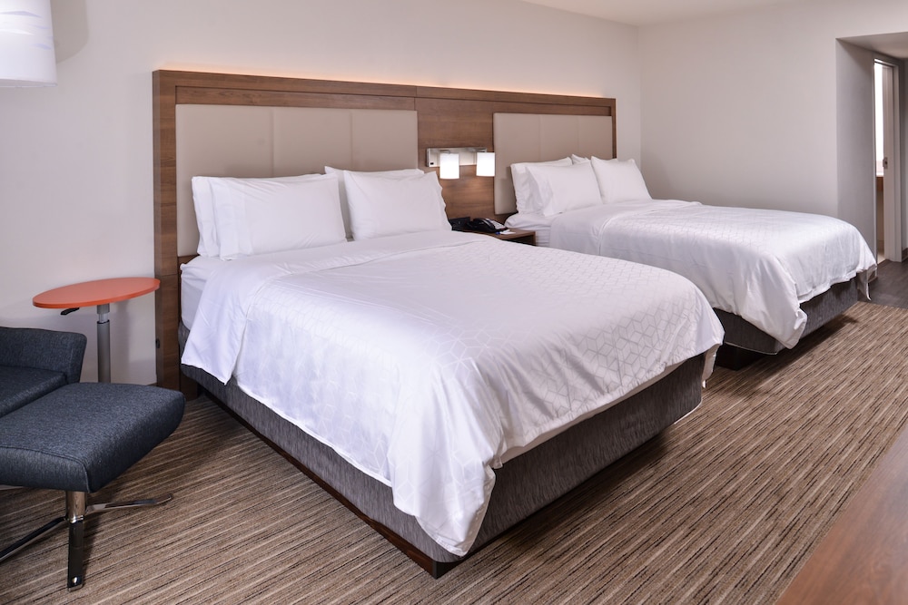 Suite, 2 Queen Beds with Sofa bed - Photo 2
