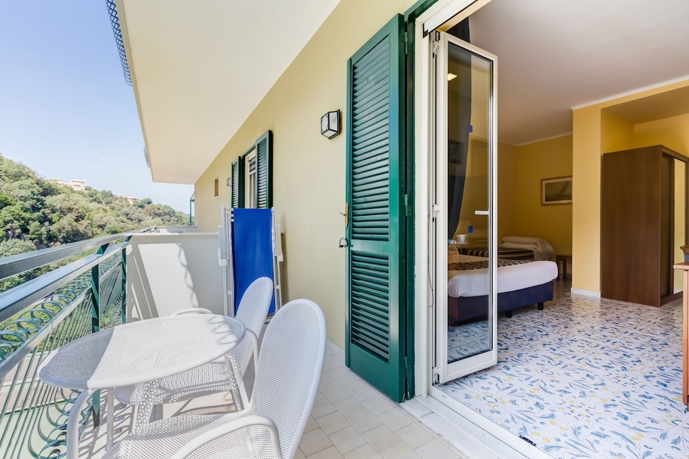 Superior Room, 1 Queen Bed, Sea View - Photo 4
