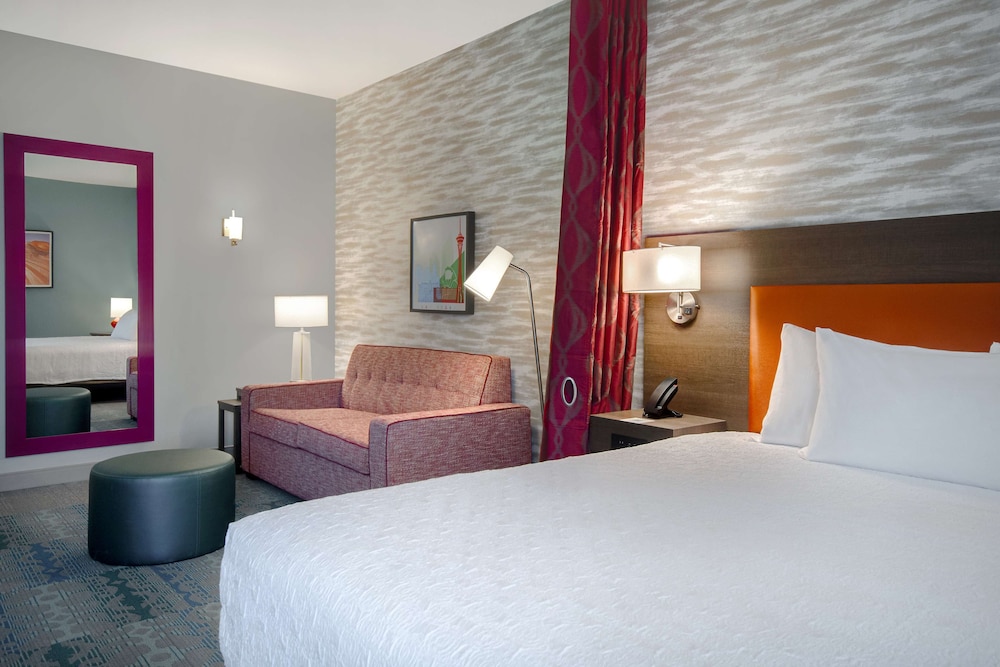 Studio, 1 King Bed, Accessible (Roll-In Shower) - Photo 8