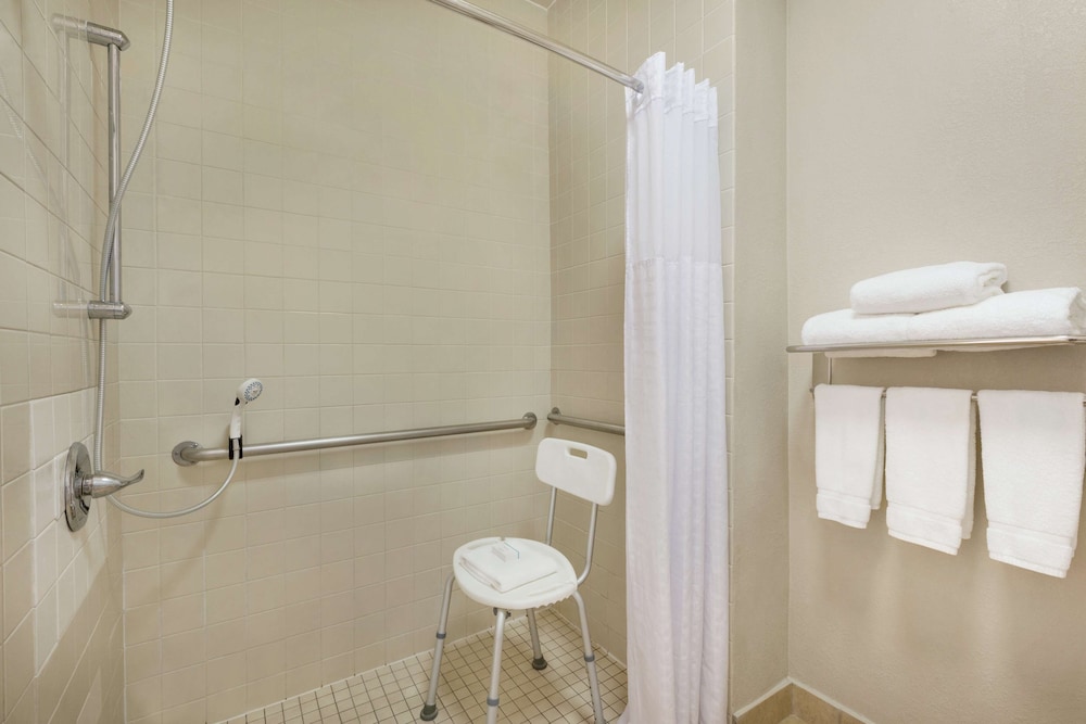 Suite, Accessible, Non Smoking (Mobility & Hearing, Roll-in Shower) - Photo 6