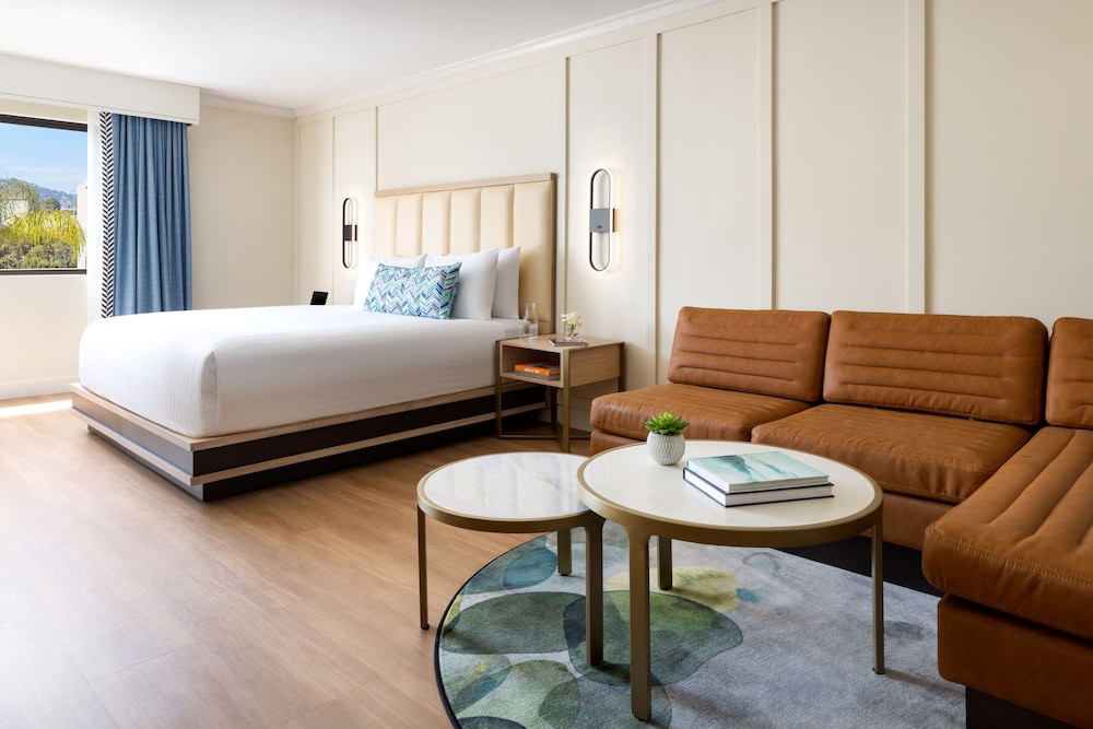 Premium Room, 1 King Bed with Sofa bed - Photo 1