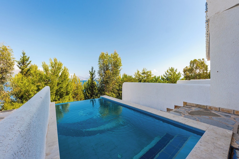 Suite with Private Pool photo 1